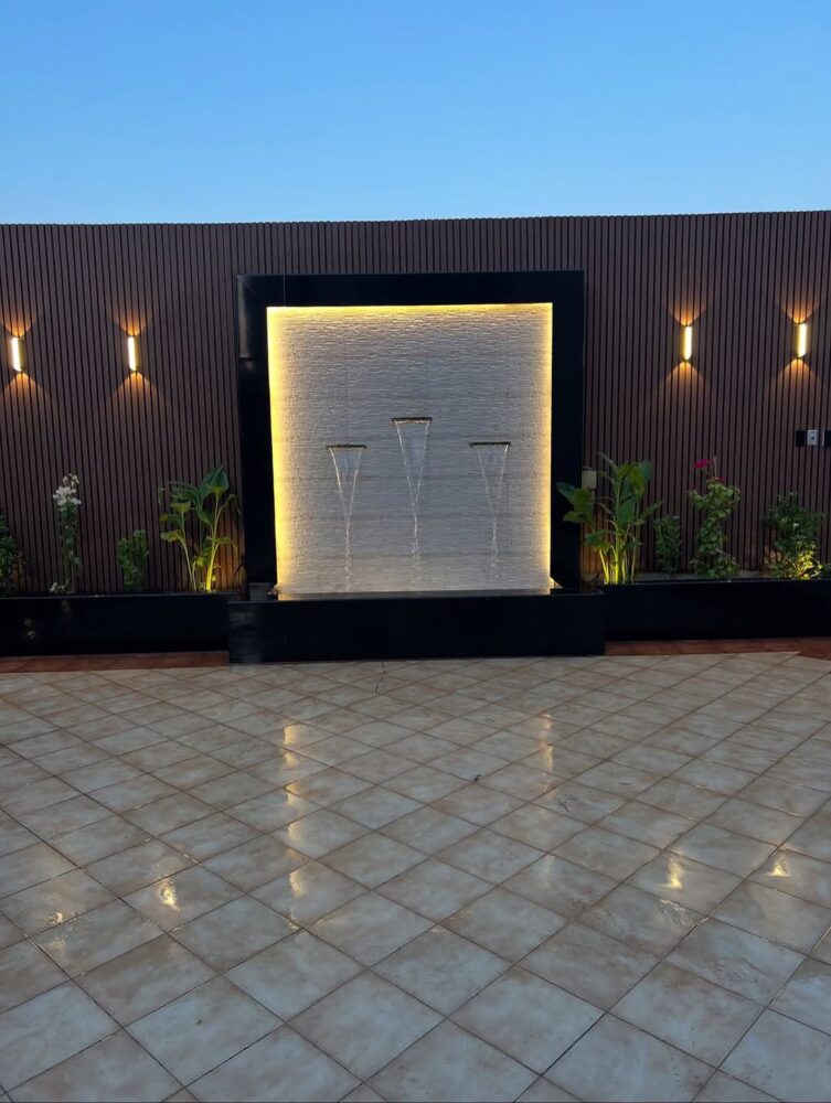 شلال جداري مع تكسيات خشبية في الرياض