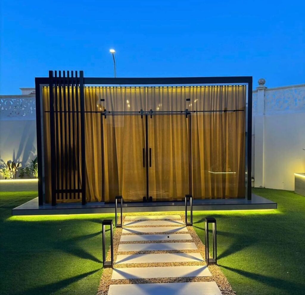 تصميم غرفة زجاجية مودرن مع إضاءة ليلية بالرياض