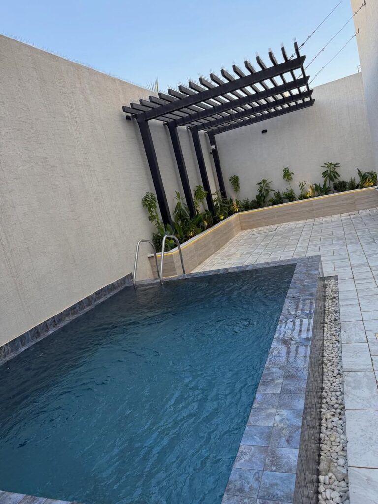 تصميم وتنفيذ مسبح خارجي مع مظلة عصرية في تنسيق حدائق الفلل بالرياض.