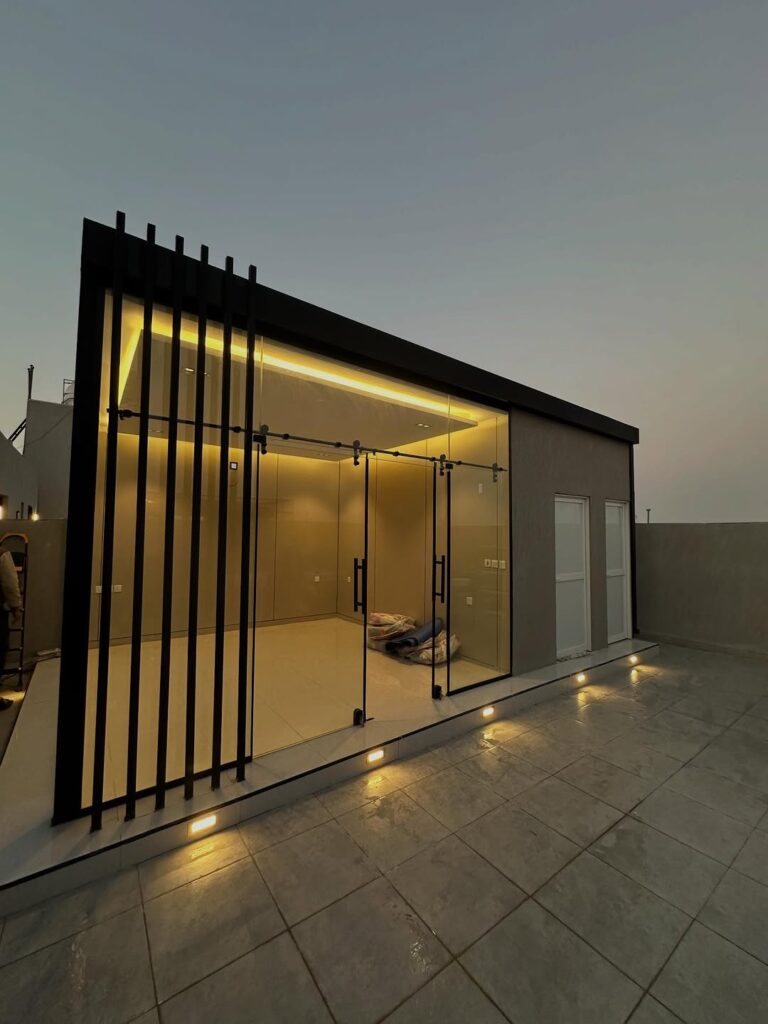 تصميم وتنفيذ غرفة زجاجية عصرية وإضاءة مخفية لحدائق الفلل بالرياض بواسطة مؤسسة رؤية.