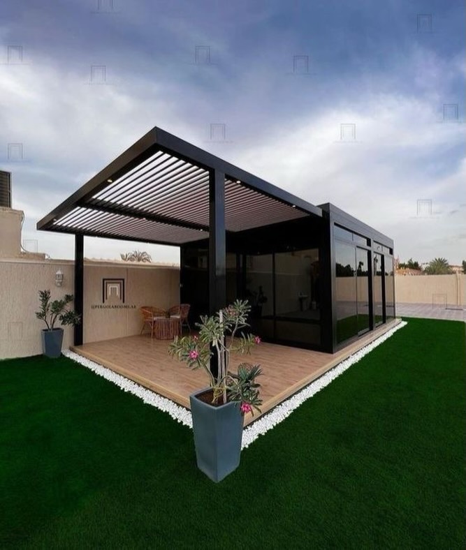 تصميم مظلة عصرية وأرضيات خشبية ضمن خبرة تنسيق أسطح المنازل بالرياض